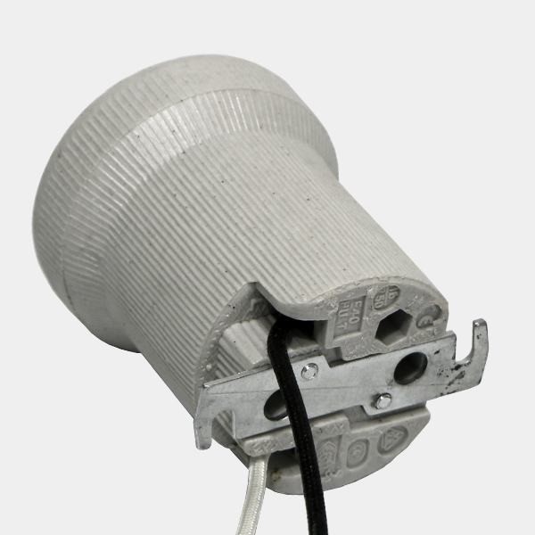 Ceramic socket for reflector