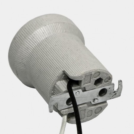 Ceramic socket for reflector